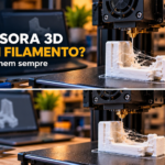 Bico de impressora 3D sobre uma peça com falhas de extrusão e filamento irregular.